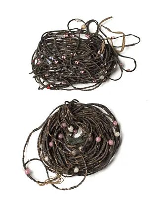 Smykke laga av halehår frå antilope og glasperle. Opphavsrett: Iziko SA Musem of Cape Town. (Foto: Nigel Pamplin) Smykke laga av halehår frå antilope og glasperle. Opphavsrett: Iziko SA Musem of Cape Town. (Foto: Nigel Pamplin)