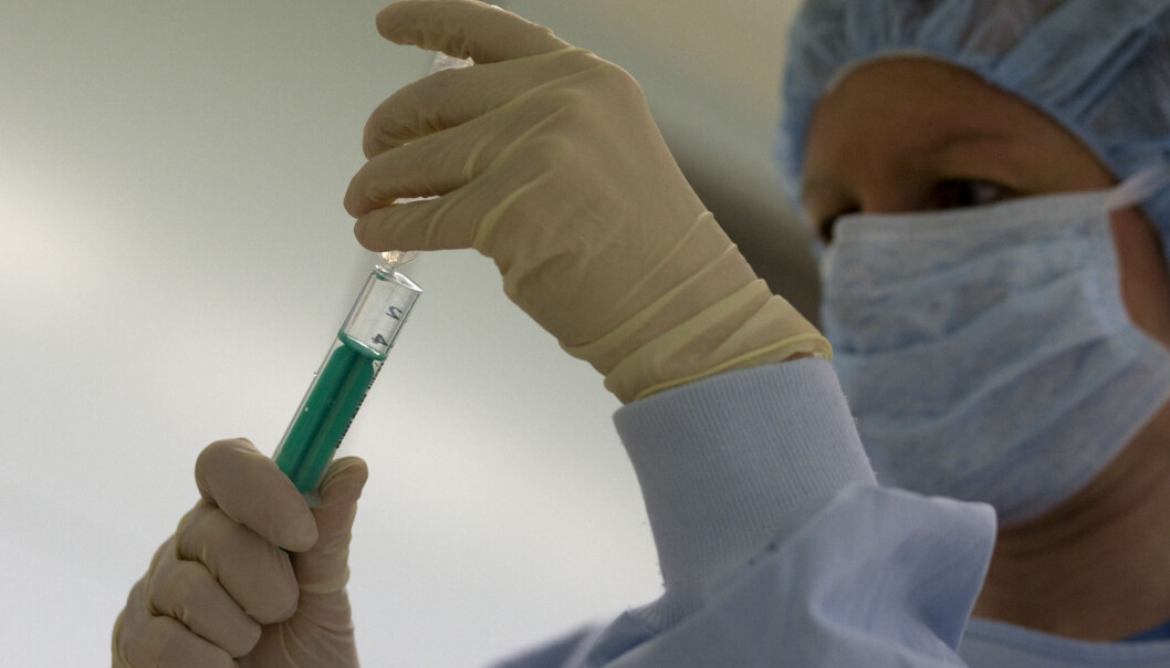 For mye eller feil bruk av antibiotika har ført til at resistente bakterier tar stadig flere liv. Hvis en pasient har en farlig resistent bakterie, må de ligge på isolat til de ikke lenger er smittsomme. (Illustrasjonsfoto: Reuters/Fabrizio Bensch) For mye eller feil bruk av antibiotika har ført til at resistente bakterier tar stadig flere liv. Hvis en pasient har en farlig resistent bakterie, må de ligge på isolat til de ikke lenger er smittsomme. (Illustrasjonsfoto: Reuters/Fabrizio Bensch)