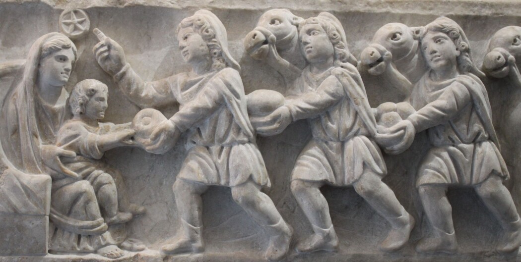 Motiv av nativiteten fra romersk sarkofag fra 300-tallet, Vatikanmuseet. Bildet er tatt på studietur til Roma med RLE-studenter fra HVL, våren 2018. (Foto: Jon V. Hugaas) Motiv av nativiteten fra romersk sarkofag fra 300-tallet, Vatikanmuseet. Bildet er tatt på studietur til Roma med RLE-studenter fra HVL, våren 2018. (Foto: Jon V. Hugaas)
