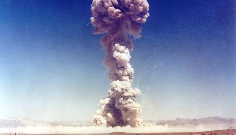 Bildet viser observatører fra militæret som ser på en prøvesprengning av en atombombe i 1951. Over 65 år senere er atomvåpen fortsatt like aktuelt.  (Illustrasjonsfoto: Everett Historical / Shutterstock / NTB scanpix)