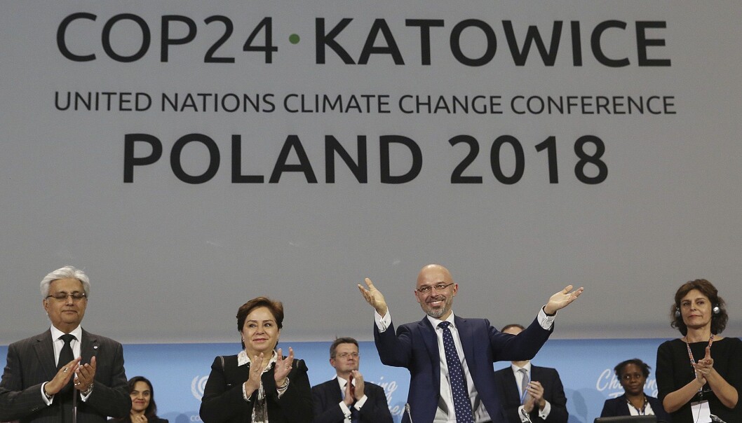Klimamøtets leder Michal Kurtyka blir fotografert like etter at det ble klimaenighet etter maratonforhandlinger i Polen lørdag kveld. (Foto: AP / NTB scanpix) Klimamøtets leder Michal Kurtyka blir fotografert like etter at det ble klimaenighet etter maratonforhandlinger i Polen lørdag kveld. (Foto: AP / NTB scanpix)