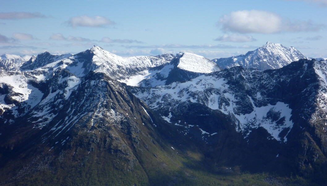 Hinnøya i Vesterålen har noen av de eldste bergartene i Norge. De ble dannet for 2,6 milliarder år siden. (Foto: Ane K. Engvik) Hinnøya i Vesterålen har noen av de eldste bergartene i Norge. De ble dannet for 2,6 milliarder år siden. (Foto: Ane K. Engvik)