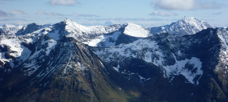 Hinnøya i Vesterålen har noen av de eldste bergartene i Norge. De ble dannet for 2,6 milliarder år siden. (Foto: Ane K. Engvik)