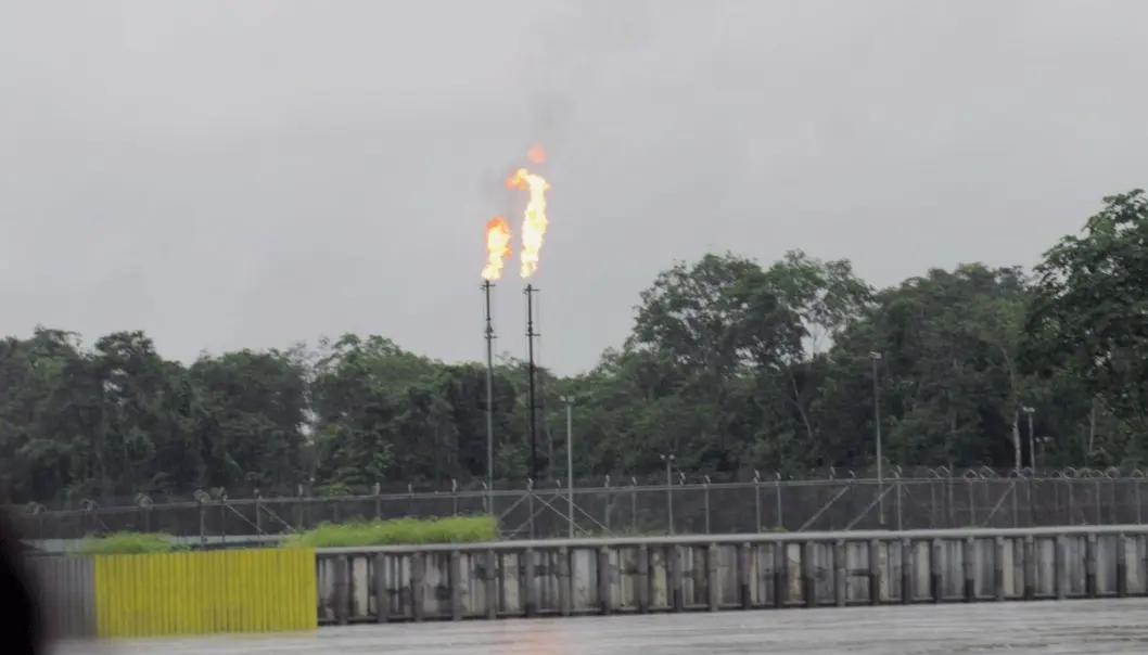 Olje- og gassutvinning ved elven Napo i ecuadoriansk Amazonas (foto: Elisabeth Tømmerbakk). Olje- og gassutvinning ved elven Napo i ecuadoriansk Amazonas (foto: Elisabeth Tømmerbakk).
