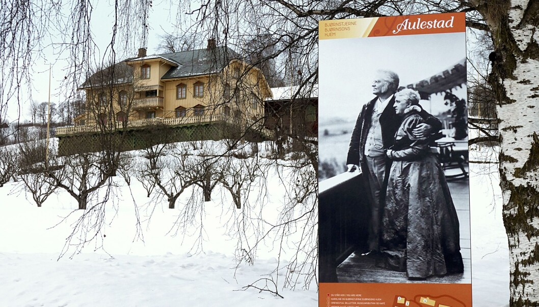 Aulestad gård i Gausdal. Stedet er i vår norske nasjonale bevissthet etablert som høvdingsetet til Bjørnstjerne Bjørnson, også kalt «nationens største mand». Samtidig har vi klart å fortrenge hva som hendte med Aulestad etter at Bjørnstjerne og kona Karoline begge var døde, mener en litteraturprofessor ved Universitetet i Oslo. (Foto: Erik Johansen / NTB scanpix) Aulestad gård i Gausdal. Stedet er i vår norske nasjonale bevissthet etablert som høvdingsetet til Bjørnstjerne Bjørnson, også kalt «nationens største mand». Samtidig har vi klart å fortrenge hva som hendte med Aulestad etter at Bjørnstjerne og kona Karoline begge var døde, mener en litteraturprofessor ved Universitetet i Oslo. (Foto: Erik Johansen / NTB scanpix)