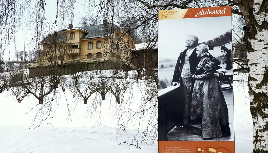 Aulestad gård i Gausdal. Stedet er i vår norske nasjonale bevissthet etablert som høvdingsetet til Bjørnstjerne Bjørnson, også kalt «nationens største mand». Samtidig har vi klart å fortrenge hva som hendte med Aulestad etter at Bjørnstjerne og kona Karoline begge var døde, mener en litteraturprofessor ved Universitetet i Oslo. (Foto: Erik Johansen / NTB scanpix) Aulestad gård i Gausdal. Stedet er i vår norske nasjonale bevissthet etablert som høvdingsetet til Bjørnstjerne Bjørnson, også kalt «nationens største mand». Samtidig har vi klart å fortrenge hva som hendte med Aulestad etter at Bjørnstjerne og kona Karoline begge var døde, mener en litteraturprofessor ved Universitetet i Oslo. (Foto: Erik Johansen / NTB scanpix)