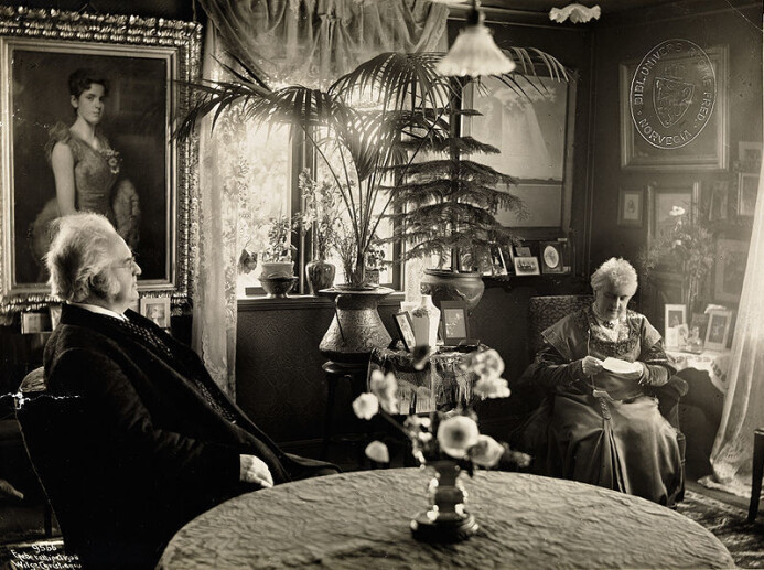 Bjørnstjerne og Karoline hjemme i stua på Aulestad i 1908. Bildet er tatt av den kjente norske fotografen Anders Beer Wilse. Bjørnstjerne og Karoline hjemme i stua på Aulestad i 1908. Bildet er tatt av den kjente norske fotografen Anders Beer Wilse.