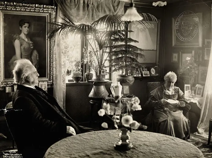Bjørnstjerne og Karoline hjemme i stua på Aulestad i 1908. Bildet er tatt av den kjente norske fotografen Anders Beer Wilse. Bjørnstjerne og Karoline hjemme i stua på Aulestad i 1908. Bildet er tatt av den kjente norske fotografen Anders Beer Wilse.
