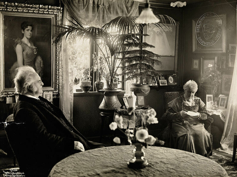 Bjørnstjerne og Karoline hjemme i stua på Aulestad i 1908. Bildet er tatt av den kjente norske fotografen Anders Beer Wilse.