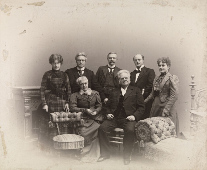 Bjørnstjerne og Karoline sammen med barna Dagny Bjørnson Sautreau (1876–1974), Bjørn Bjørnson (1859–1942), Einar Bjørnson (1864–1942), Erling Bjørnson (1868–1959) og Bergliot Ibsen(1869–1953). (Foto: Ludvig Forbech/Nasjonalbibliotekets bildesamling) Bjørnstjerne og Karoline sammen med barna Dagny Bjørnson Sautreau (1876–1974), Bjørn Bjørnson (1859–1942), Einar Bjørnson (1864–1942), Erling Bjørnson (1868–1959) og Bergliot Ibsen(1869–1953). (Foto: Ludvig Forbech/Nasjonalbibliotekets bildesamling)