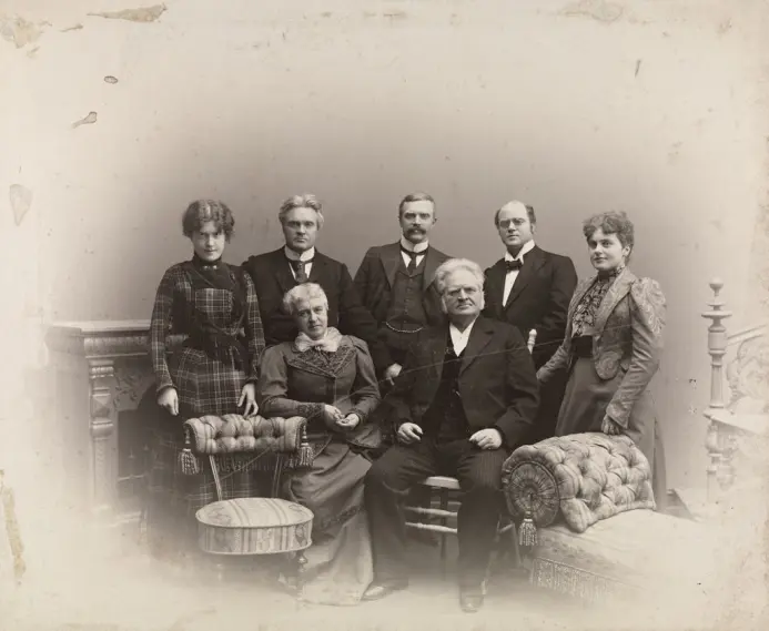 Bjørnstjerne og Karoline sammen med barna Dagny Bjørnson Sautreau (1876–1974), Bjørn Bjørnson (1859–1942), Einar Bjørnson (1864–1942), Erling Bjørnson (1868–1959) og Bergliot Ibsen(1869–1953). (Foto: Ludvig Forbech/Nasjonalbibliotekets bildesamling) Bjørnstjerne og Karoline sammen med barna Dagny Bjørnson Sautreau (1876–1974), Bjørn Bjørnson (1859–1942), Einar Bjørnson (1864–1942), Erling Bjørnson (1868–1959) og Bergliot Ibsen(1869–1953). (Foto: Ludvig Forbech/Nasjonalbibliotekets bildesamling)