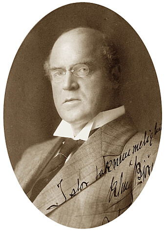 Under krigen ble Erling Bjørnson, den yngste av Bjørnson-brødrene, et aktivt medlem av NS. Men brødrene hadde et svært ulikt syn på Hitler og nasjonalsosialismen. Storebroren Bjørn var teatermann, gift med ei jødisk kvinne og erklært motstander av nazismen. Den nest yngste av brødrene, Einar Bjørnson, var passivt medlem i NS. (Bilde fra familiealbum, ukjent fotorgraf) Under krigen ble Erling Bjørnson, den yngste av Bjørnson-brødrene, et aktivt medlem av NS. Men brødrene hadde et svært ulikt syn på Hitler og nasjonalsosialismen. Storebroren Bjørn var teatermann, gift med ei jødisk kvinne og erklært motstander av nazismen. Den nest yngste av brødrene, Einar Bjørnson, var passivt medlem i NS. (Bilde fra familiealbum, ukjent fotorgraf)