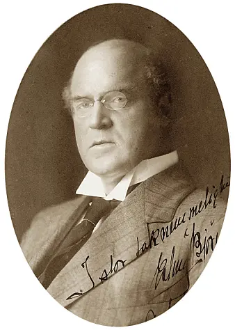 Under krigen ble Erling Bjørnson, den yngste av Bjørnson-brødrene, et aktivt medlem av NS. Men brødrene hadde et svært ulikt syn på Hitler og nasjonalsosialismen. Storebroren Bjørn var teatermann, gift med ei jødisk kvinne og erklært motstander av nazismen. Den nest yngste av brødrene, Einar Bjørnson, var passivt medlem i NS. (Bilde fra familiealbum, ukjent fotorgraf) Under krigen ble Erling Bjørnson, den yngste av Bjørnson-brødrene, et aktivt medlem av NS. Men brødrene hadde et svært ulikt syn på Hitler og nasjonalsosialismen. Storebroren Bjørn var teatermann, gift med ei jødisk kvinne og erklært motstander av nazismen. Den nest yngste av brødrene, Einar Bjørnson, var passivt medlem i NS. (Bilde fra familiealbum, ukjent fotorgraf)