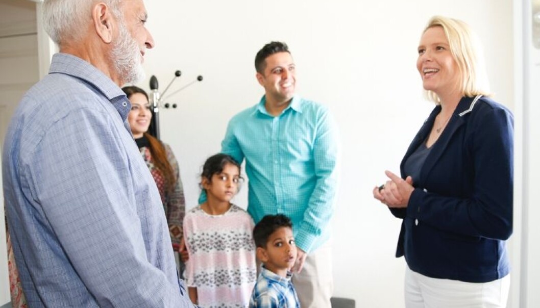 Innvandrere har høyere tillit til for eksempel det politiske systemet, rettsvesenet og politiet enn resten av befolkningen. Her besøker Sylvi Listhaug fra Fremskrittspartiet familien Latif og markerer Pakistans nasjonaldag. (Foto: Terje Pedersen / NTB scanpix) Innvandrere har høyere tillit til for eksempel det politiske systemet, rettsvesenet og politiet enn resten av befolkningen. Her besøker Sylvi Listhaug fra Fremskrittspartiet familien Latif og markerer Pakistans nasjonaldag. (Foto: Terje Pedersen / NTB scanpix)