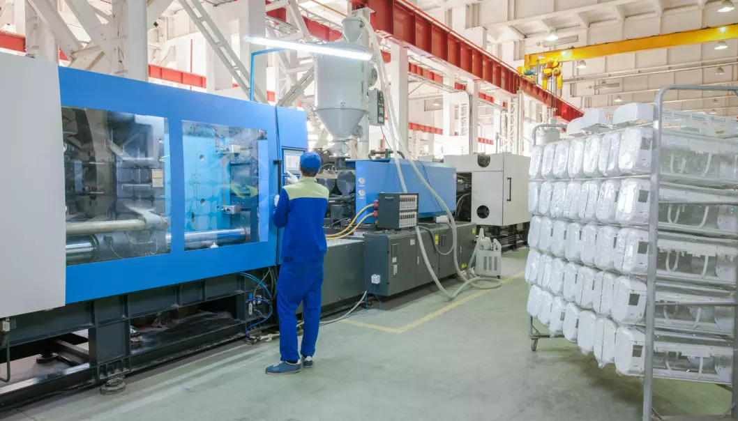 Kinesiske fabrikker som fremstiller PVC, en av de vanligste plasttypene, har det største forbruket av kvikksølv. Her må ny forskning til for å finne andre produksjonsmetoder som ikke benytter seg av kvikksølv, mener forsker.  (Illustrasjonsfoto: Albert Karimov / Shutterstock / NTB scanpix)