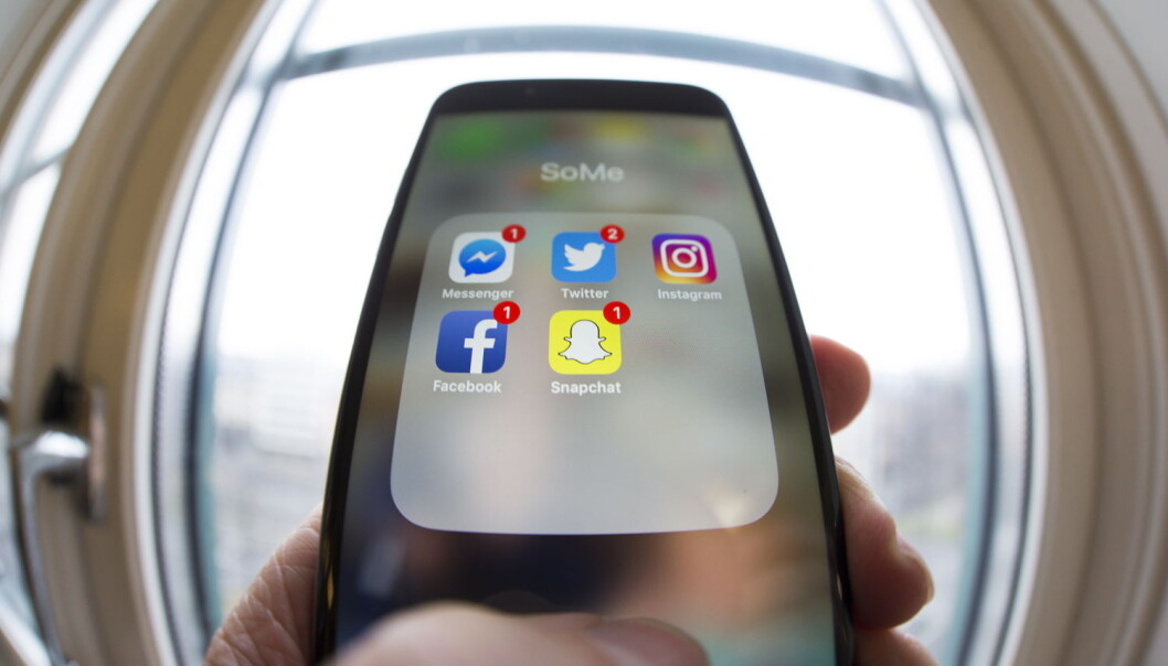 For å bli en vellykket instagrambruker trenger man både kompetanse i å tolke og forstå sosiale normer på nett i tillegg til kompetanse i å kommunisere visuelt gjennom bilder, kommentarer og likes. (Foto: Håkon Mosvold Larsen / NTB scanpix) For å bli en vellykket instagrambruker trenger man både kompetanse i å tolke og forstå sosiale normer på nett i tillegg til kompetanse i å kommunisere visuelt gjennom bilder, kommentarer og likes. (Foto: Håkon Mosvold Larsen / NTB scanpix)