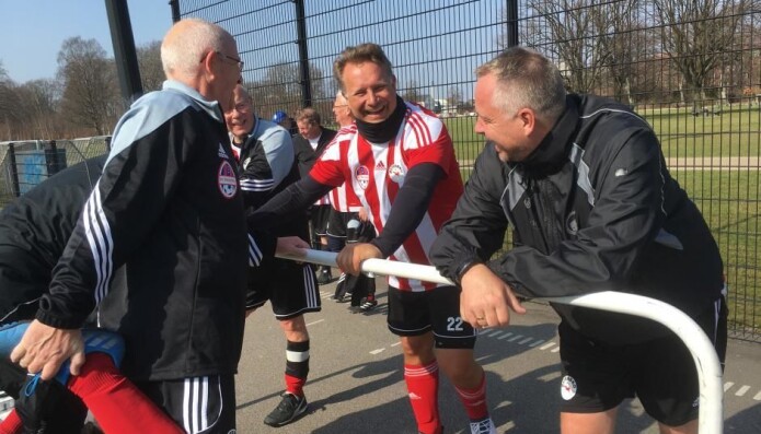 Spillerne får det bedre mentalt av å være en del av det fellesskapet som er på et fotballag, viser forskning. Her tøyer spillere ut på Østerbro i København. (Foto: DBU) Spillerne får det bedre mentalt av å være en del av det fellesskapet som er på et fotballag, viser forskning. Her tøyer spillere ut på Østerbro i København. (Foto: DBU)