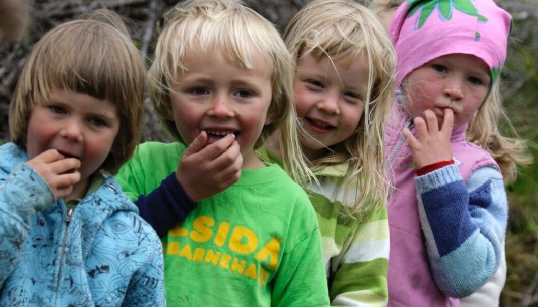 Små barn blir ikke glade av å dele, når de blir kommandert til det. (Illutrasjonsfoto: Pål Hermansen/NN/Samfoto) Små barn blir ikke glade av å dele, når de blir kommandert til det. (Illutrasjonsfoto: Pål Hermansen/NN/Samfoto)
