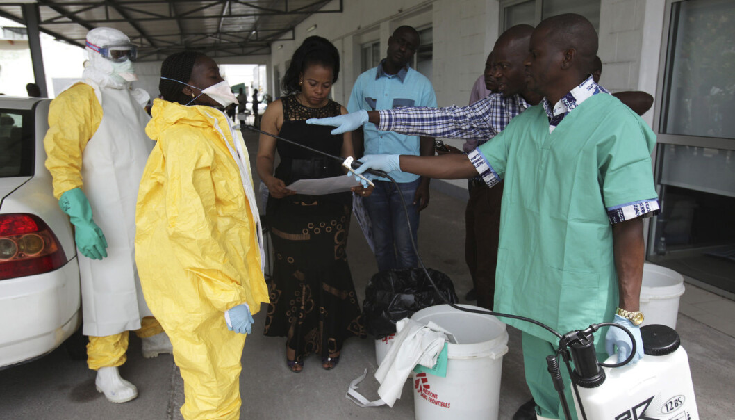 Erfaring og godt utstyr er blant grunnene til at Kongo har klart å forhindre et nytt, stort utbrudd av ebola. Her desinfiserer en helsearbeider en kollega under en øvelse i regi av kongolesiske helsemyndigheter i 2014. (Foto: Media Coulibaly / NTB Scanpix) Erfaring og godt utstyr er blant grunnene til at Kongo har klart å forhindre et nytt, stort utbrudd av ebola. Her desinfiserer en helsearbeider en kollega under en øvelse i regi av kongolesiske helsemyndigheter i 2014. (Foto: Media Coulibaly / NTB Scanpix)