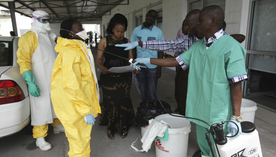 Erfaring og godt utstyr er blant grunnene til at Kongo har klart å forhindre et nytt, stort utbrudd av ebola. Her desinfiserer en helsearbeider en kollega under en øvelse i regi av kongolesiske helsemyndigheter i 2014. (Foto: Media Coulibaly / NTB Scanpix)