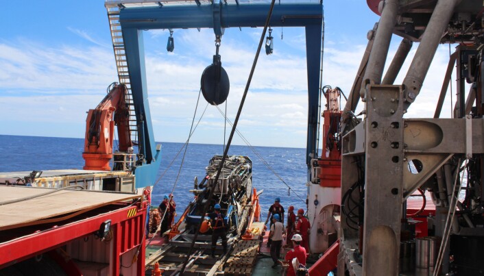 Her er forskere i International Ocean Discovery Program ute på tokt for å undersøke miljøer i havbunnen. (Foto: ECORD/IODP). Her er forskere i International Ocean Discovery Program ute på tokt for å undersøke miljøer i havbunnen. (Foto: ECORD/IODP).