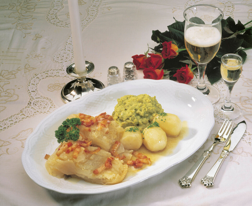 Lutefisk i sitt rette miljø nytes best med mye garnityr, god drikke, og gode historier sammen med familie og venner. (Foto: Per Eide / Edelpix.com) Lutefisk i sitt rette miljø nytes best med mye garnityr, god drikke, og gode historier sammen med familie og venner. (Foto: Per Eide / Edelpix.com)
