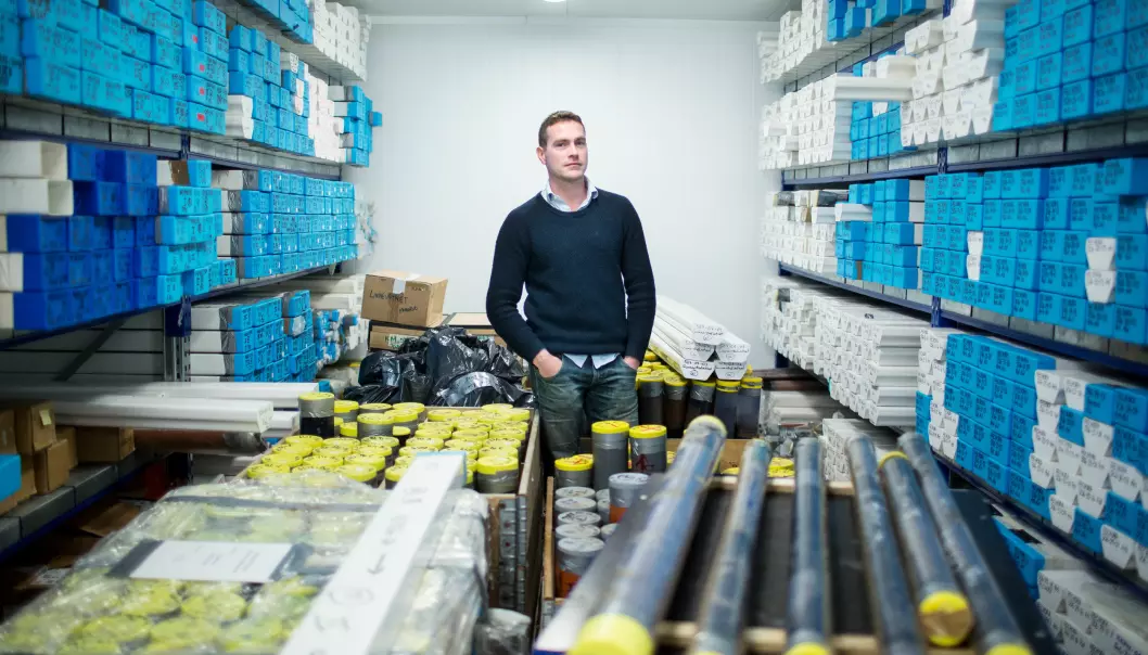 Steffen Leth Jørgensen forsker på den dype biosfæren i under havbunnen i Arktis. Her står han omringet av sedimentprøver. (Foto: Eivind Senneseth)