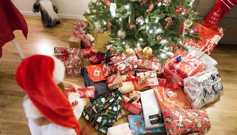 Ifølge forsker bør alt julepapir, i likhet med gavebånd, kastes i restavfall og i stedet gå til energigjenvinning. (Foto: Gorm Kallestad / NTB scanpix)