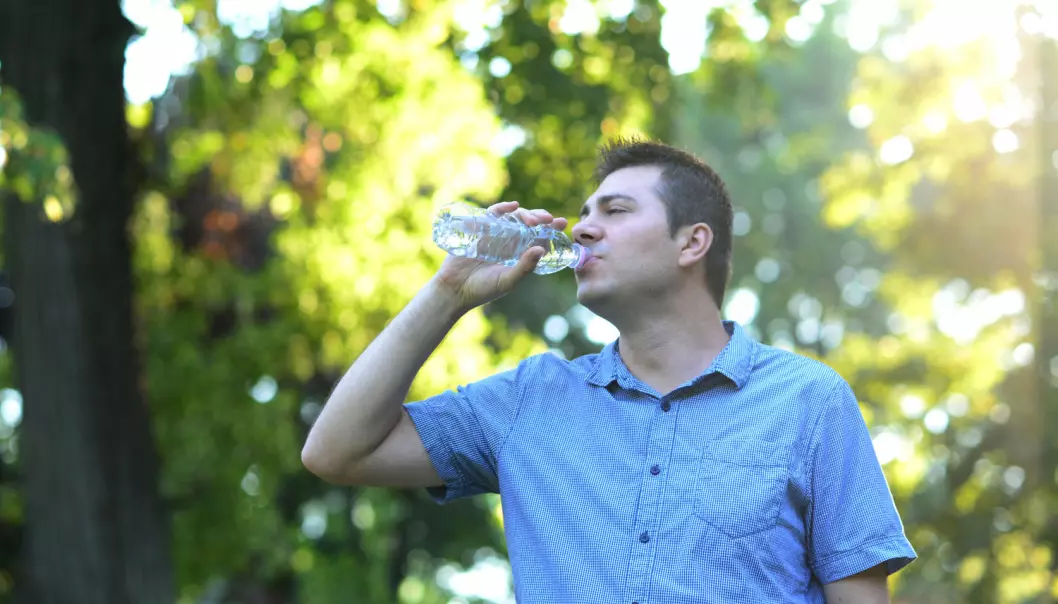 Det er fristende å helle nytt vann på sin brukte vannflaske – men er det også klokt? Som så ofte er ikke svaret helt klokkeklart. (Foto: Cristina Indrie / Shutterstock / NTB scanpix)