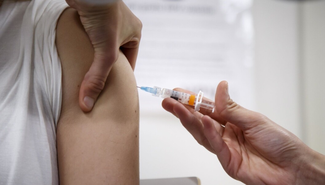 Norsk pasientskadeerstatning (NPE) har gitt erstatning til 66 kvinner og deres pårørende på grunn av forsinket diagnostisering av livmorhalskreft. Her får en kvinne HPV-vaksine som beskytter mot kreft i livmorhalsen. (Foto: Heiko Junge / NTB scanpix) Norsk pasientskadeerstatning (NPE) har gitt erstatning til 66 kvinner og deres pårørende på grunn av forsinket diagnostisering av livmorhalskreft. Her får en kvinne HPV-vaksine som beskytter mot kreft i livmorhalsen. (Foto: Heiko Junge / NTB scanpix)