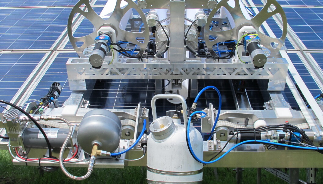 Denne roboten vasker solceller helt uten vaskemidler. Når solceller er rene, er de også mer effektive. (Foto: Promoter Pro DSP Technology, Ungarn) Denne roboten vasker solceller helt uten vaskemidler. Når solceller er rene, er de også mer effektive. (Foto: Promoter Pro DSP Technology, Ungarn)