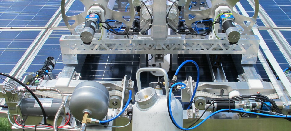 Denne roboten vasker solceller helt uten vaskemidler. Når solceller er rene, er de også mer effektive.  (Foto: Promoter Pro DSP Technology, Ungarn)