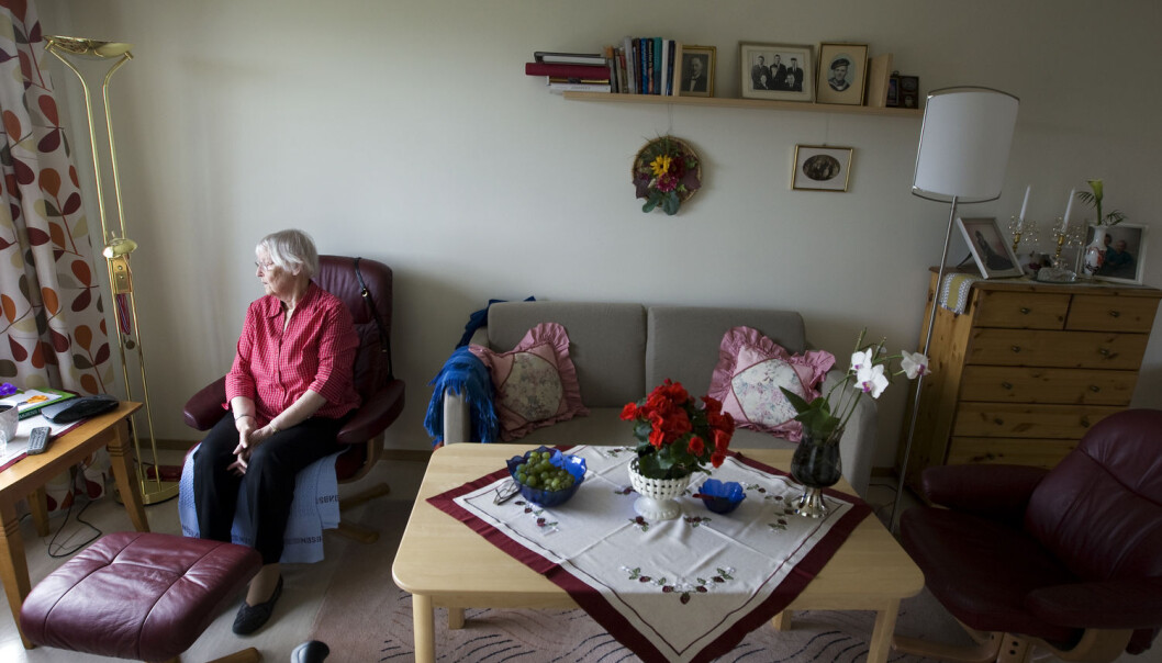 Eldre på sykehjem kan miste innflytelse over eget liv fordi helsepersonell ikke spør dem om hva slags behandling de ønsker før tilstanden blir dårligere, mener forskere. (Foto: Gorm Kallestad/NTB scanpix) Eldre på sykehjem kan miste innflytelse over eget liv fordi helsepersonell ikke spør dem om hva slags behandling de ønsker før tilstanden blir dårligere, mener forskere. (Foto: Gorm Kallestad/NTB scanpix)
