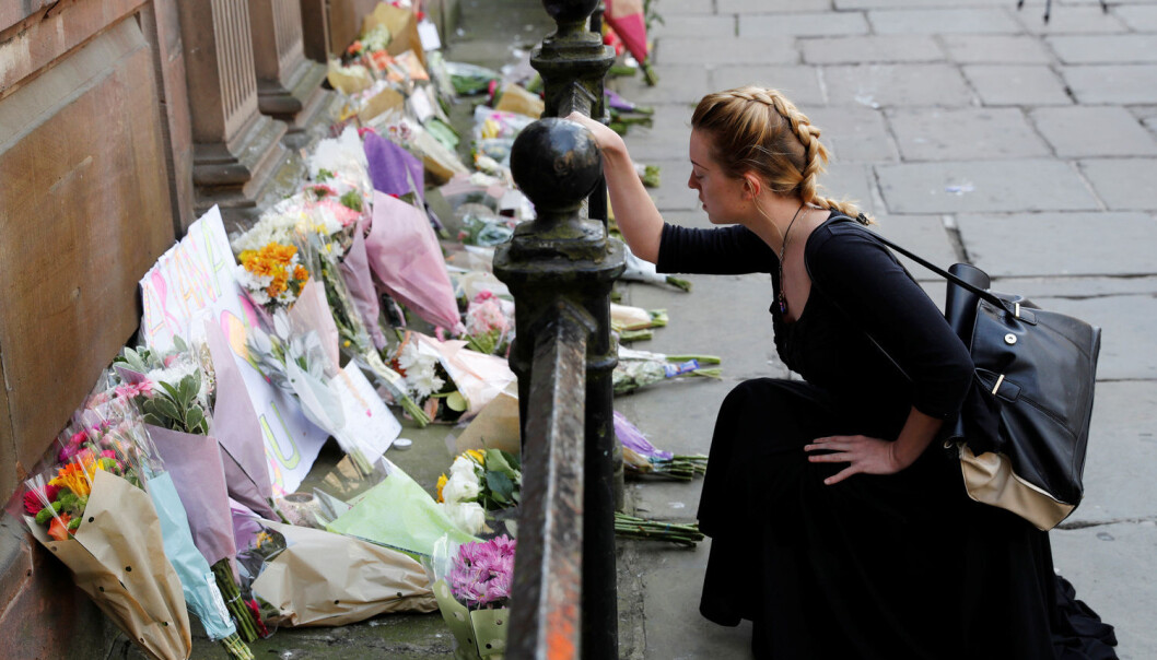 Å forsøke å skjerme barna fra det som har skjedd kan gjøre mer skade enn gagn, fordi vi ikke får roet dem ned og korrigert misforståelser, sier forsker. (Foto: REUTERS / Darren Staples) Å forsøke å skjerme barna fra det som har skjedd kan gjøre mer skade enn gagn, fordi vi ikke får roet dem ned og korrigert misforståelser, sier forsker. (Foto: REUTERS / Darren Staples)