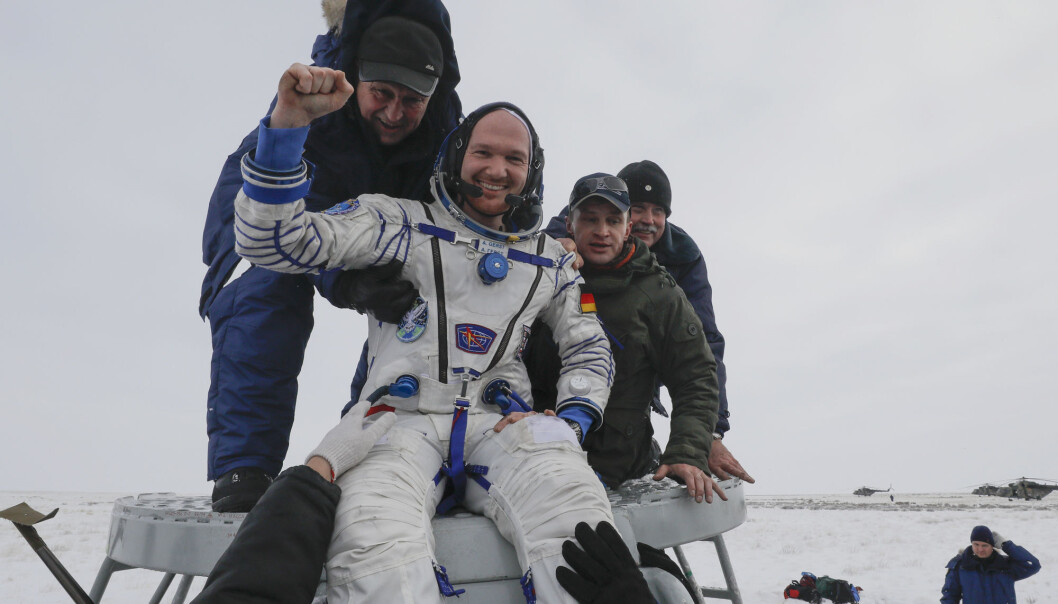 Redningsmannskap bisto de tre astronautene med å komme seg ut av det russiske Sojuz-fartøyet. Her hjelper de tyske Alexander Gerst. (Foto: Shamil Zhumatov / AP / NTB scanpix) Redningsmannskap bisto de tre astronautene med å komme seg ut av det russiske Sojuz-fartøyet. Her hjelper de tyske Alexander Gerst. (Foto: Shamil Zhumatov / AP / NTB scanpix)