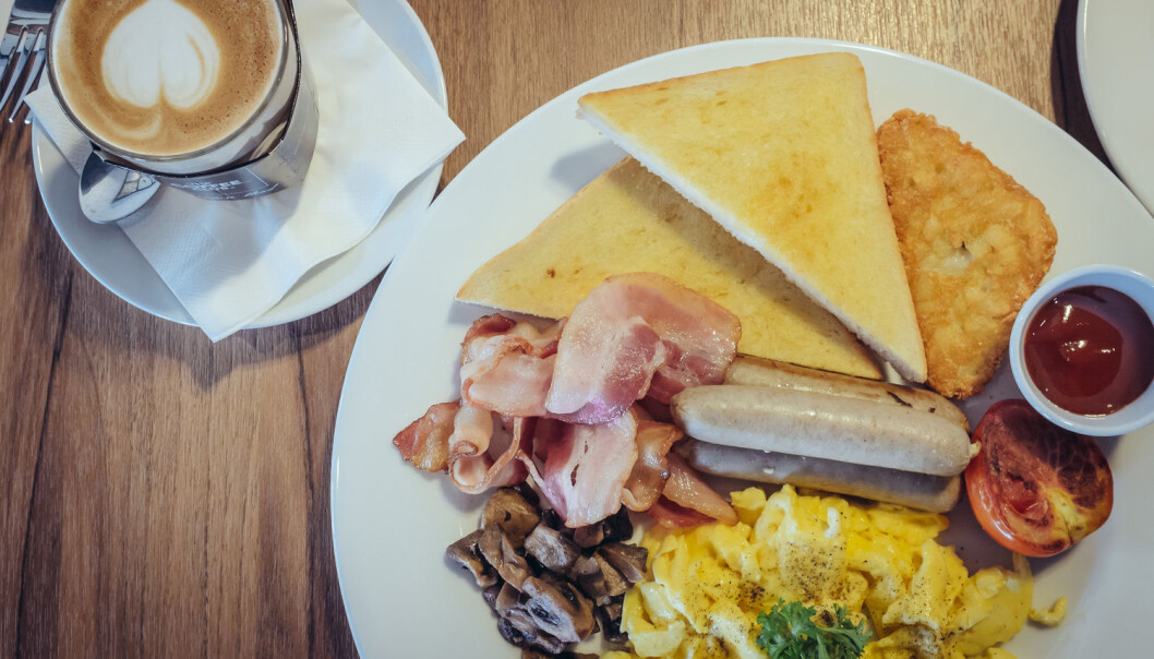 Er det greit å spise stor frokost? Eller bedre å småspise det samme utover formiddagen? (Foto: Lottorich / Shutterstock / NTB scanpix) Er det greit å spise stor frokost? Eller bedre å småspise det samme utover formiddagen? (Foto: Lottorich / Shutterstock / NTB scanpix)