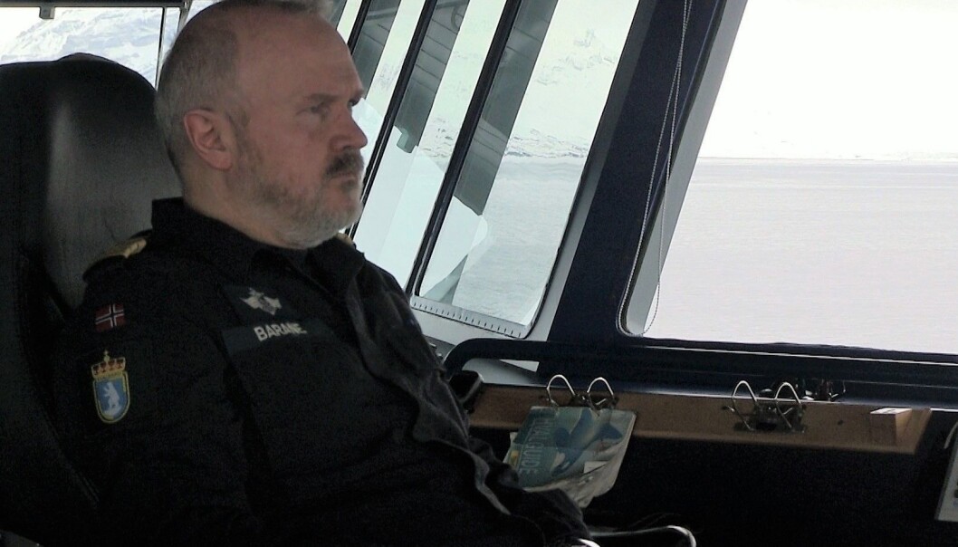 Forskning.no var med da skipssjef Endre Barane måtte avbryte forskernes aktiviteter for å bli med i redningsaksjonen da et scooterfølge gikk gjennom isen på Svalbard. (Foto: Eivind Torgersen) Forskning.no var med da skipssjef Endre Barane måtte avbryte forskernes aktiviteter for å bli med i redningsaksjonen da et scooterfølge gikk gjennom isen på Svalbard. (Foto: Eivind Torgersen)