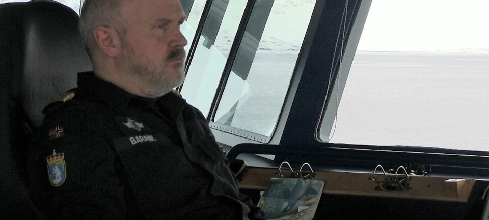 Forskning.no var med da skipssjef Endre Barane måtte avbryte forskernes aktiviteter for å bli med i redningsaksjonen da et scooterfølge gikk gjennom isen på Svalbard. (Foto: Eivind Torgersen)