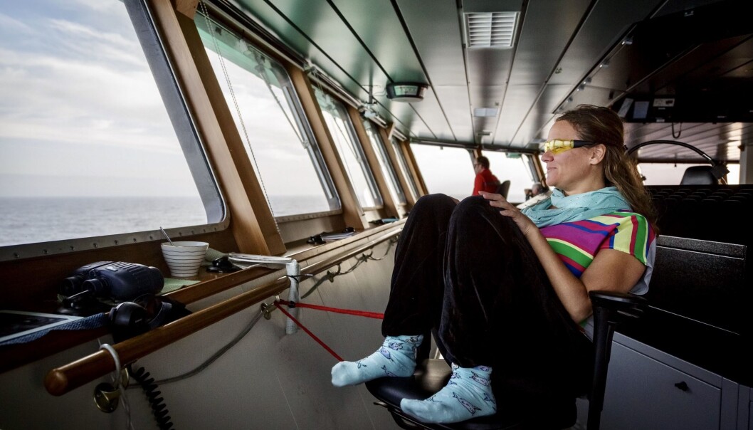 Kvalobservatør Yasmin Hunt har fortøydd svingstolen. Ho skal berre dekke babord synsfelt. (Foto: Erlend A. Lorentzen / Havforskingsinstituttet) Kvalobservatør Yasmin Hunt har fortøydd svingstolen. Ho skal berre dekke babord synsfelt. (Foto: Erlend A. Lorentzen / Havforskingsinstituttet)