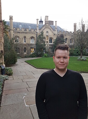 Doktorgradsstipendiat Per-Arne Andersen ved UiAs CAIR-senter er her ved Cambridge University for å presentere ein ny studie om kunstig intelligens. Han fekk prisen for beste presentasjon for studien. (Foto: Privat) Doktorgradsstipendiat Per-Arne Andersen ved UiAs CAIR-senter er her ved Cambridge University for å presentere ein ny studie om kunstig intelligens. Han fekk prisen for beste presentasjon for studien. (Foto: Privat)