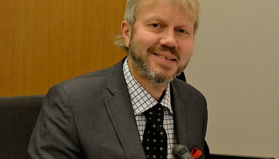 Jusprofessor Øyvind Ravna deltar ofte i samfunnsdebatten. - Det er forventet at vi som jobber med juridisk forskning deltar i debatten om ting vi har spesielle forutsetninger for å debattere og formidle, mener han. Hans råd er å prøve å overse «nettrollene.» (Foto: Steinar Solaas) Jusprofessor Øyvind Ravna deltar ofte i samfunnsdebatten. - Det er forventet at vi som jobber med juridisk forskning deltar i debatten om ting vi har spesielle forutsetninger for å debattere og formidle, mener han. Hans råd er å prøve å overse «nettrollene.» (Foto: Steinar Solaas)