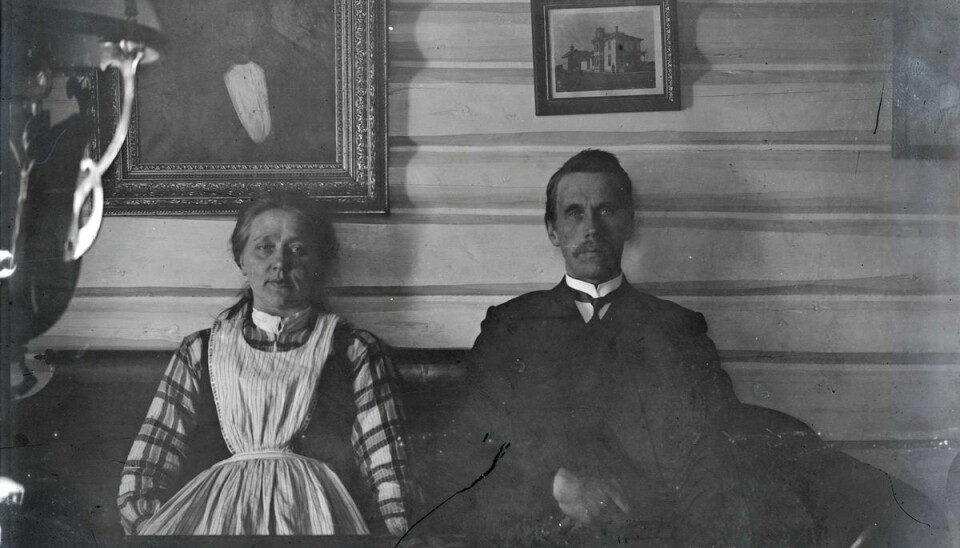 Personene på bildet er antakeligvis Herbjørn Østensen Svalestuen og kona Torbjørg O. Svalestuen, fotografert i huset sitt cirka 1907. (Foto: Norsk Industriarbeidermuseum)