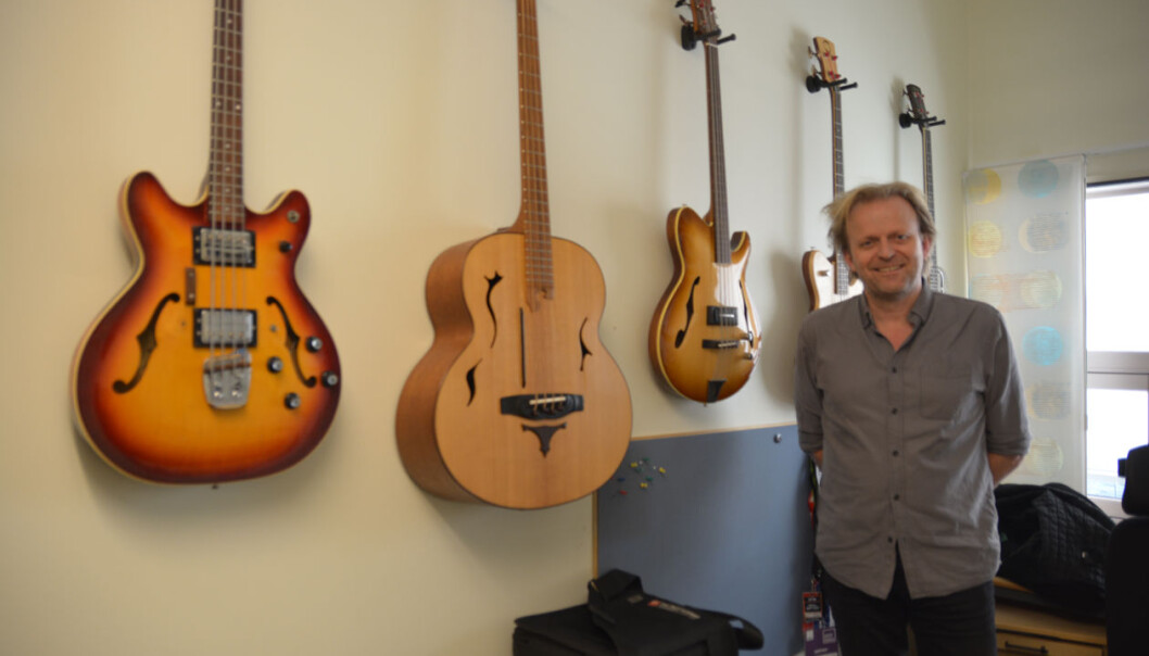 Musikkprofessor Mattis Kleppen imponerer med sitt unike bass-album, som er eit kunstnarisk utviklingsarbeid. Men publikasjonspoeng for albumet får han ikkje – førebels. (Foto: Bjørnar Leknes) Musikkprofessor Mattis Kleppen imponerer med sitt unike bass-album, som er eit kunstnarisk utviklingsarbeid. Men publikasjonspoeng for albumet får han ikkje – førebels. (Foto: Bjørnar Leknes)