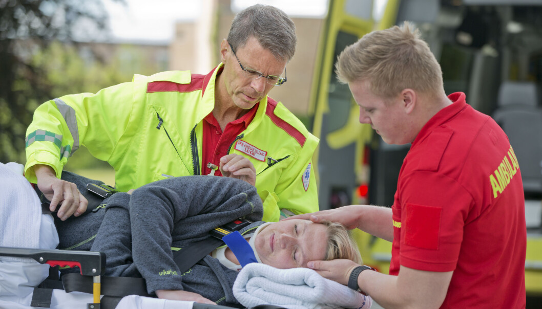 Tidligere lot ambulansepersonell bevisstløse pasienter bli liggende på ryggen i frykt for at de kunne få alvorlige nakkeskader dersom de vendte på dem. Men nå viser forskning at det er tryggere å legge pasienten i traumesideleie, så lenge det utføres skånsomt. (Foto:Foto: Fredrik Naumann, SNLA) Tidligere lot ambulansepersonell bevisstløse pasienter bli liggende på ryggen i frykt for at de kunne få alvorlige nakkeskader dersom de vendte på dem. Men nå viser forskning at det er tryggere å legge pasienten i traumesideleie, så lenge det utføres skånsomt. (Foto:Foto: Fredrik Naumann, SNLA)