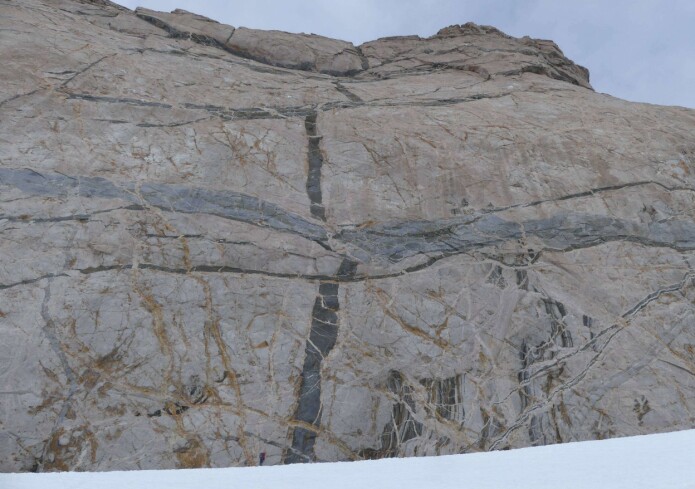 Menneskene blir små når fjellveggene er store. Ser du personen øverst på snøfonna? Smelter som størkner langs ganger og lag gir imponerende relasjoner i fjellsidene. (Foto: Ane K. Engvik) Menneskene blir små når fjellveggene er store. Ser du personen øverst på snøfonna? Smelter som størkner langs ganger og lag gir imponerende relasjoner i fjellsidene. (Foto: Ane K. Engvik)