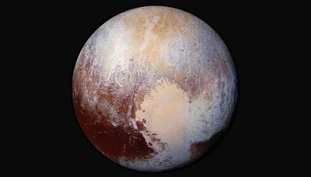 Sommeren 2015 tok NASA-sonden New Horizons de første nærbildene av Pluto. Første nyttårsdag flyr sonden forbi et fjerntliggende objekt i Kuiperbeltet som har fått navnet Ultima Thule. Passeringen skjer mye nærmere enn passeringen av Pluto, og forskerne håper å få bilder med enda høyere oppløsning. (Foto: NASA/JHUAPL/SwRI / AP / NTB scanpix) Sommeren 2015 tok NASA-sonden New Horizons de første nærbildene av Pluto. Første nyttårsdag flyr sonden forbi et fjerntliggende objekt i Kuiperbeltet som har fått navnet Ultima Thule. Passeringen skjer mye nærmere enn passeringen av Pluto, og forskerne håper å få bilder med enda høyere oppløsning. (Foto: NASA/JHUAPL/SwRI / AP / NTB scanpix)