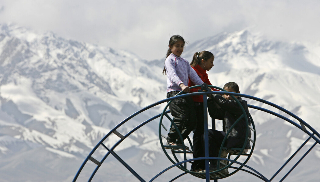 Afghanske jenter leker under nyttårsfeiringen i Kabul i mars 2007. (Foto: Ahmad Masood/Reuters/NTB scanpix) Afghanske jenter leker under nyttårsfeiringen i Kabul i mars 2007. (Foto: Ahmad Masood/Reuters/NTB scanpix)
