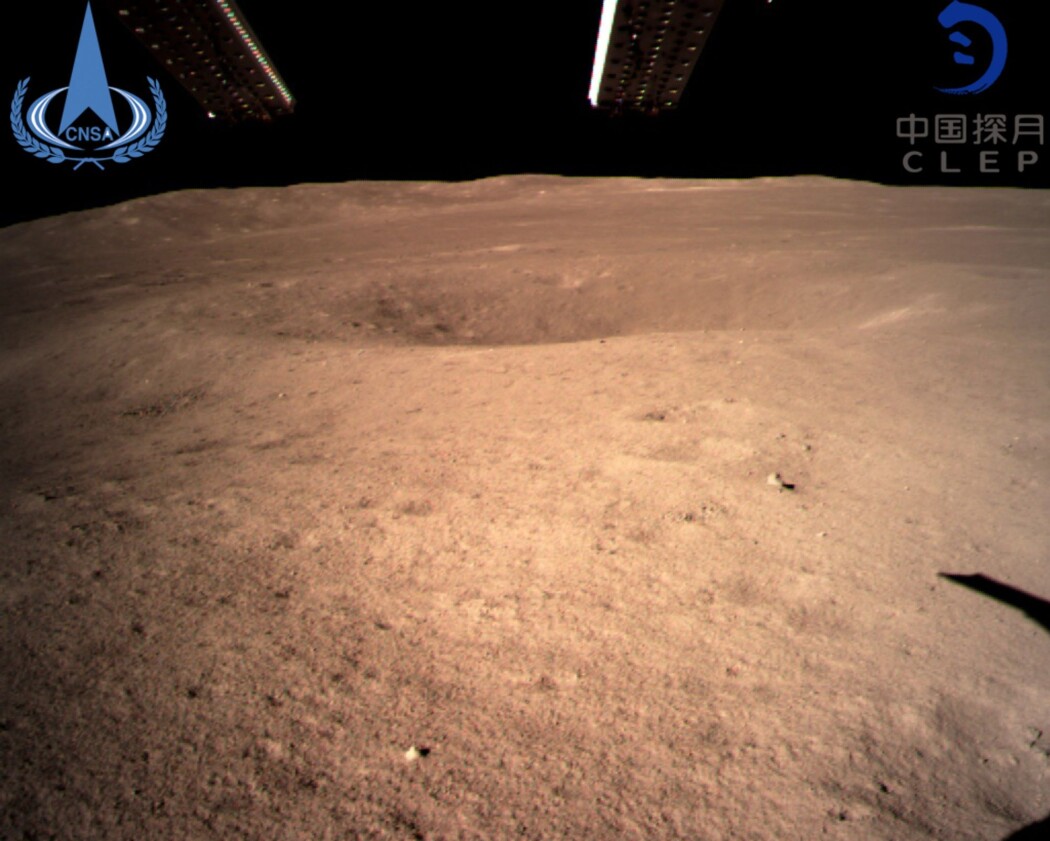 Dette er det første bildet fra månens bakside tatt av Kinas romsonde Chang'e-4. (Foto: China National Space Administration / Xinhua News Agency via AP) Dette er det første bildet fra månens bakside tatt av Kinas romsonde Chang'e-4. (Foto: China National Space Administration / Xinhua News Agency via AP)