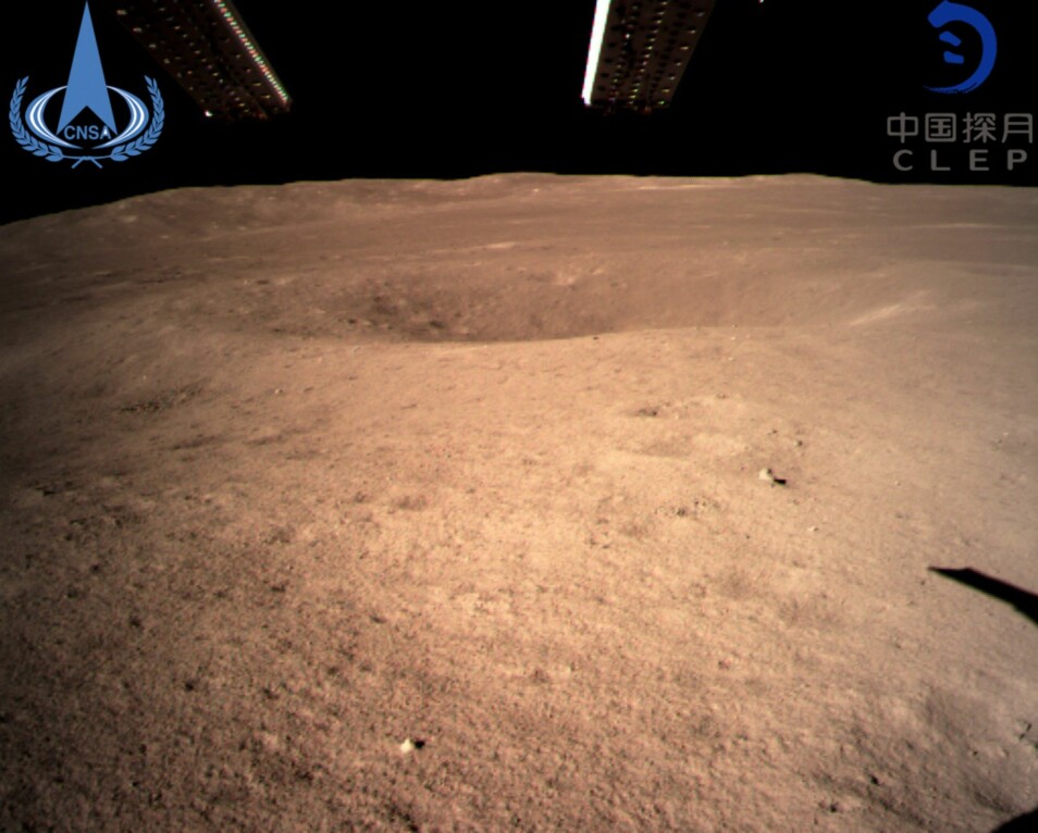 Dette er det første bildet fra månens bakside tatt av Kinas romsonde Chang'e-4. (Foto: China National Space Administration / Xinhua News Agency via AP)