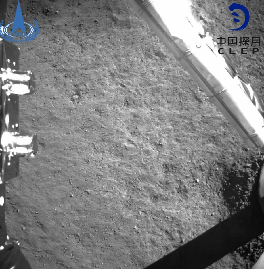 Dette bildet ble tatt etter at Kinas romsonde Chang'e-4 landet på månens bakside. (Foto: China National Space Administration / Xinhua / AP / NTB scanpix)